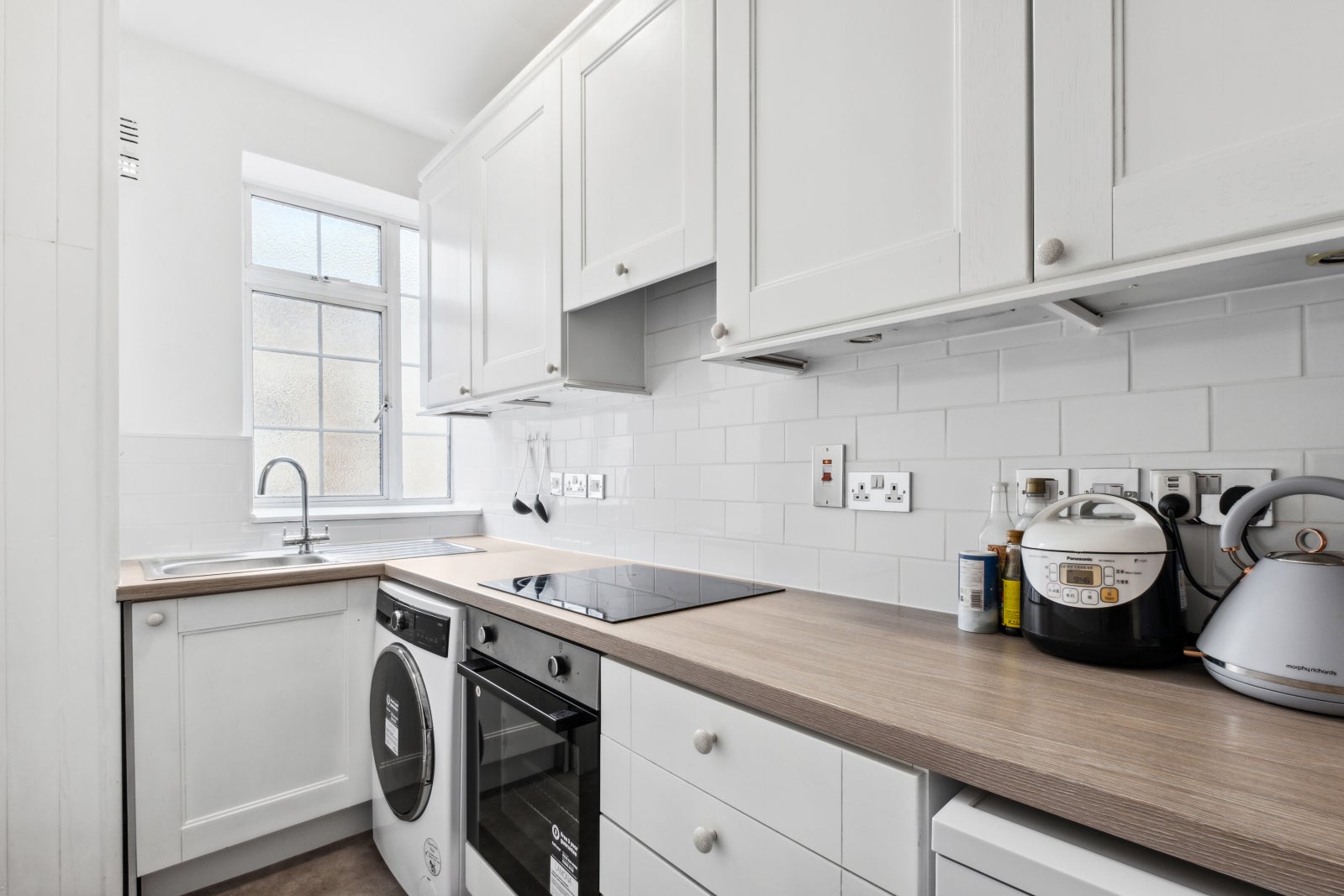 Flat Spring Street in City of Westminster