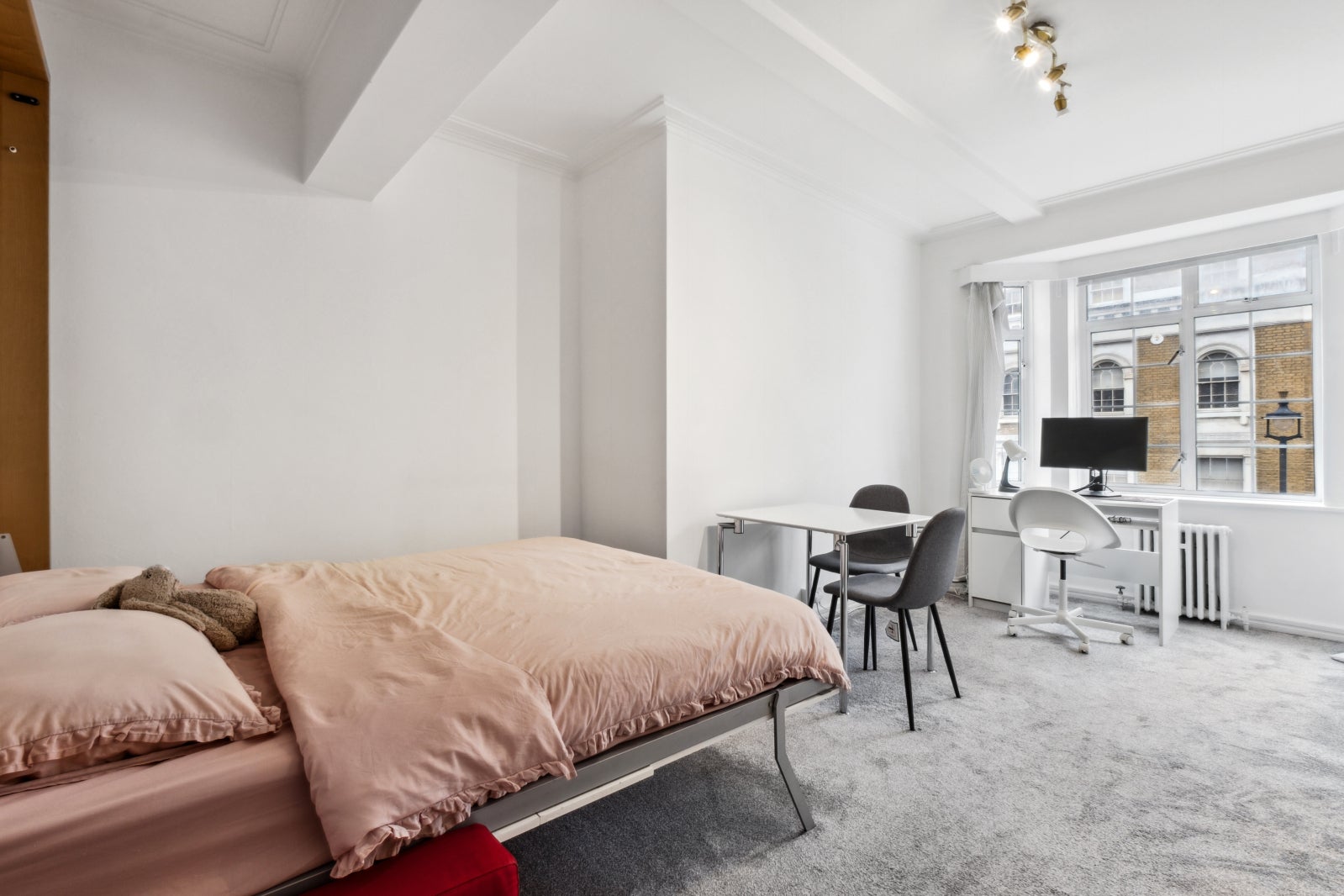 Flat Spring Street in City of Westminster