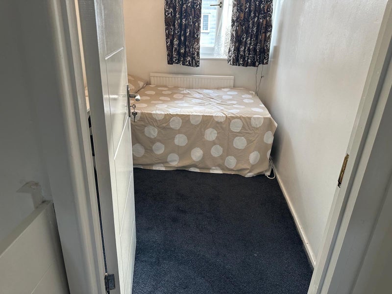 Room Turnpike Close in Greater London