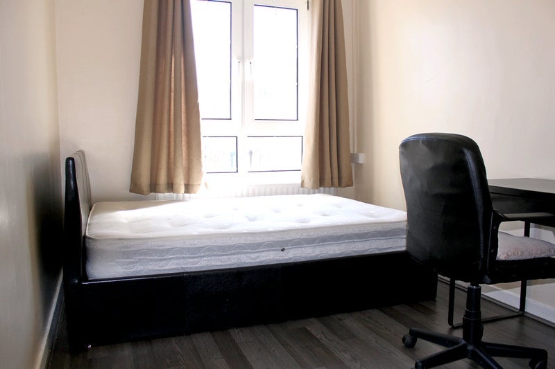 Room Prusom Street in Greater London