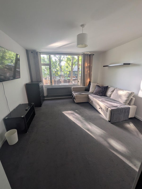 Room Erskine Crescent in Greater London