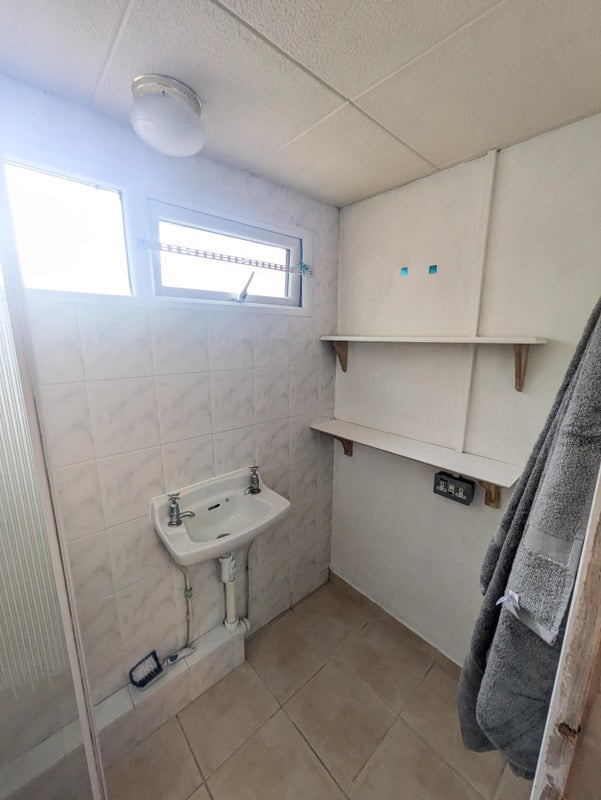 Room Erskine Crescent in Greater London