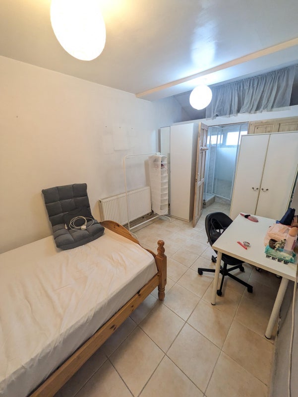 Room Erskine Crescent in Greater London