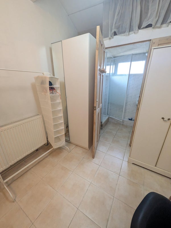 Room Erskine Crescent in Greater London