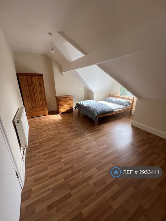 Room Hallewell Road in Birmingham