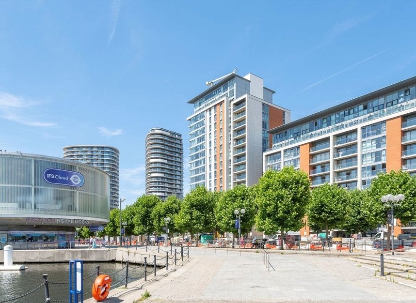 Flat Western Gateway in Greater London