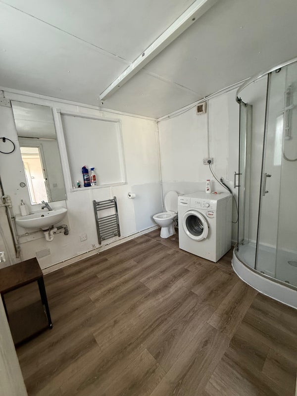 Flat Herringham Road in Greater London