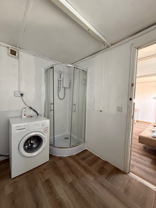 Flat Herringham Road in Greater London