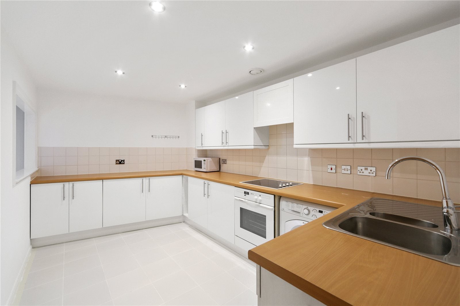 Flat Jamestown Road in Greater London