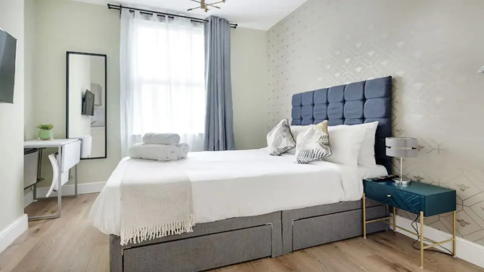 Flat Torbay Road in Greater London