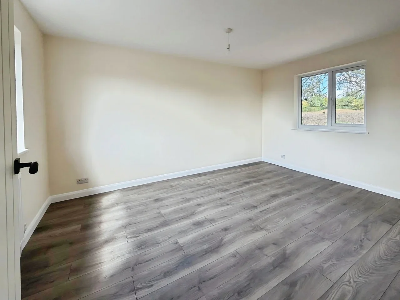 Flat Rose Lane in Greater London