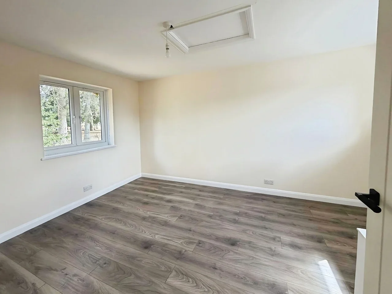 Flat Rose Lane in Greater London