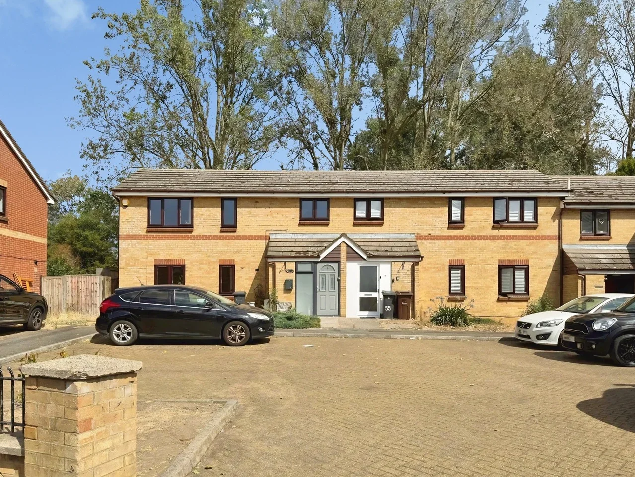 Flat Rose Lane in Greater London