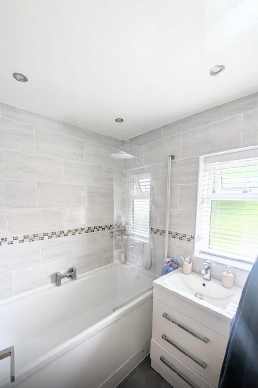 Room Lyndene Road in Liverpool