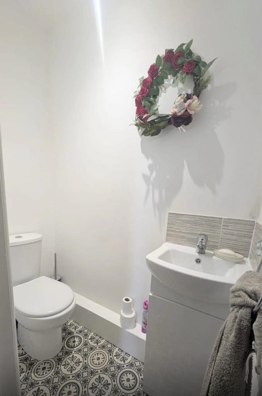 Room Lyndene Road in Liverpool