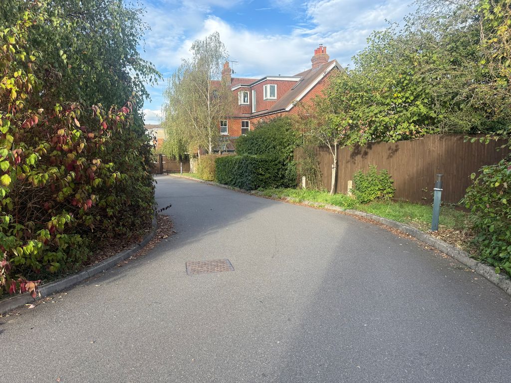 House Merebank Close in Godstone