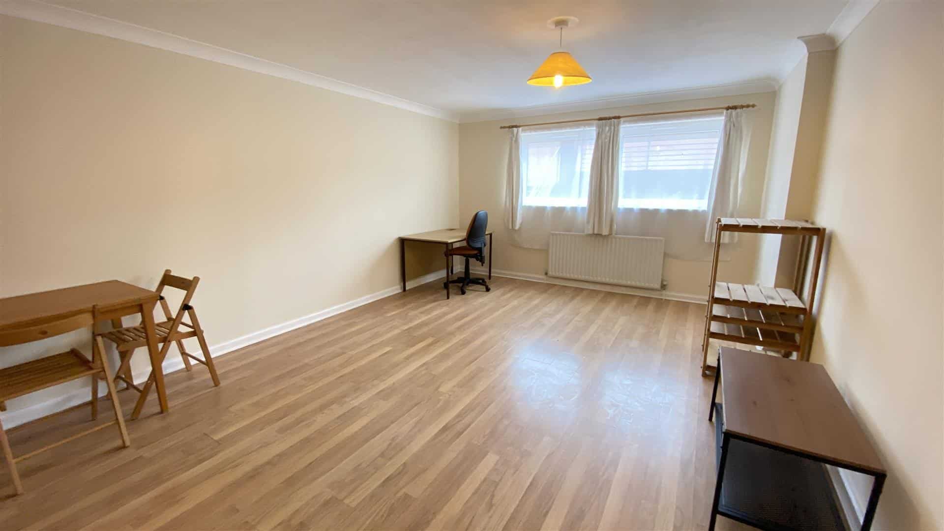 Flat Lymburn Street in Glasgow