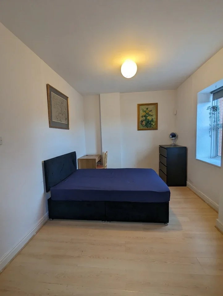 Room High Road in Greater London