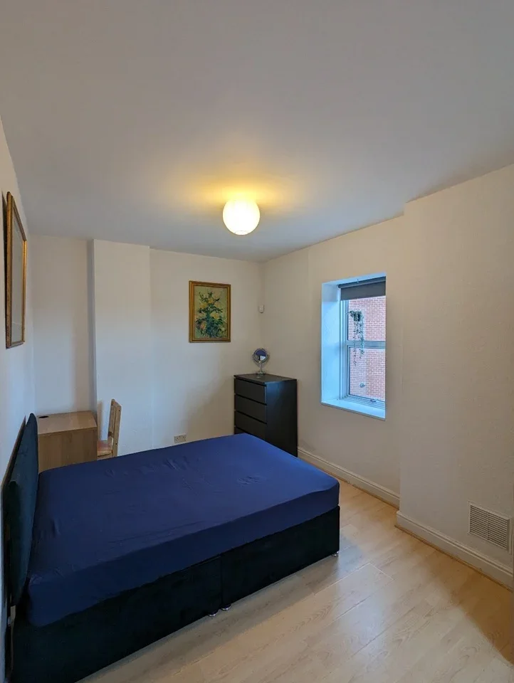 Room High Road in Greater London