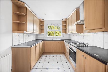 House Hadley Close in Greater London