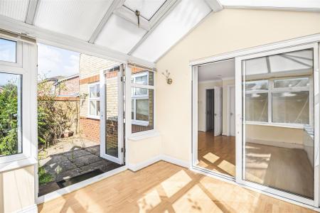 House Hadley Close in Greater London