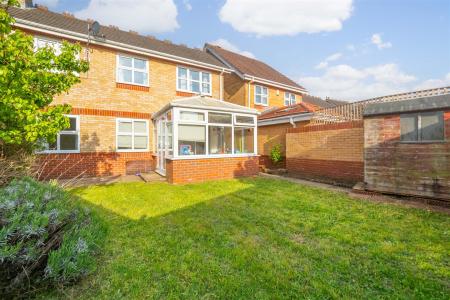 House Hadley Close in Greater London