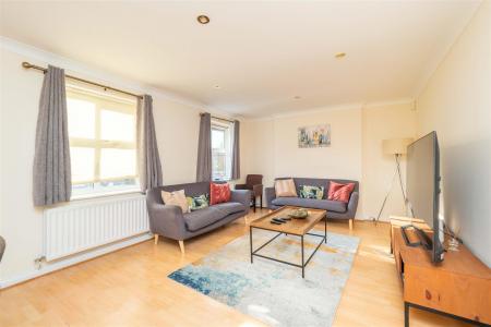 House Hadley Close in Greater London