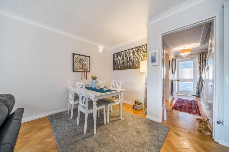 Room Place Farm Avenue in Greater London
