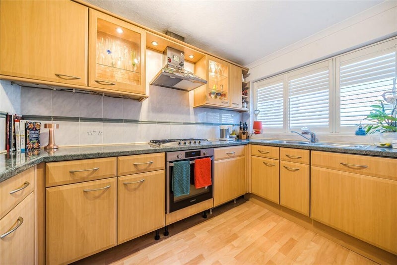 Room Place Farm Avenue in Greater London