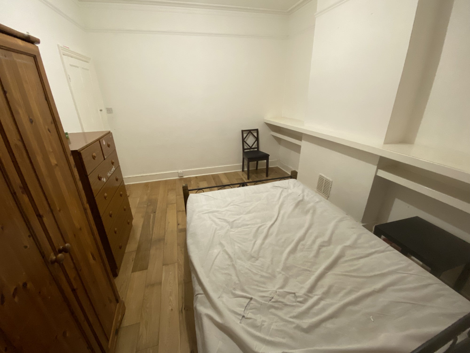 Flat Martindale Road in Greater London