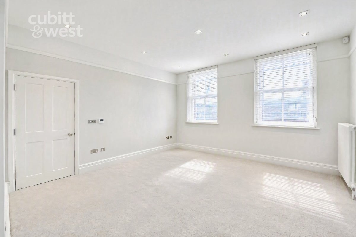 Flat Whitestone Way in Greater London