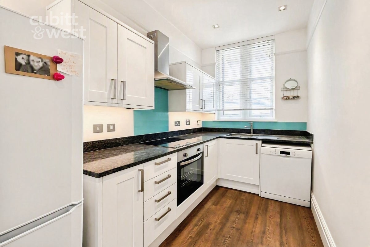 Flat Whitestone Way in Greater London