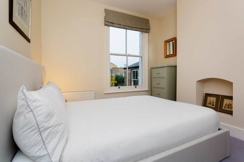 Room Pulross Road in Greater London