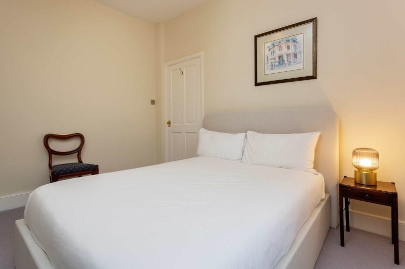 Room Pulross Road in Greater London