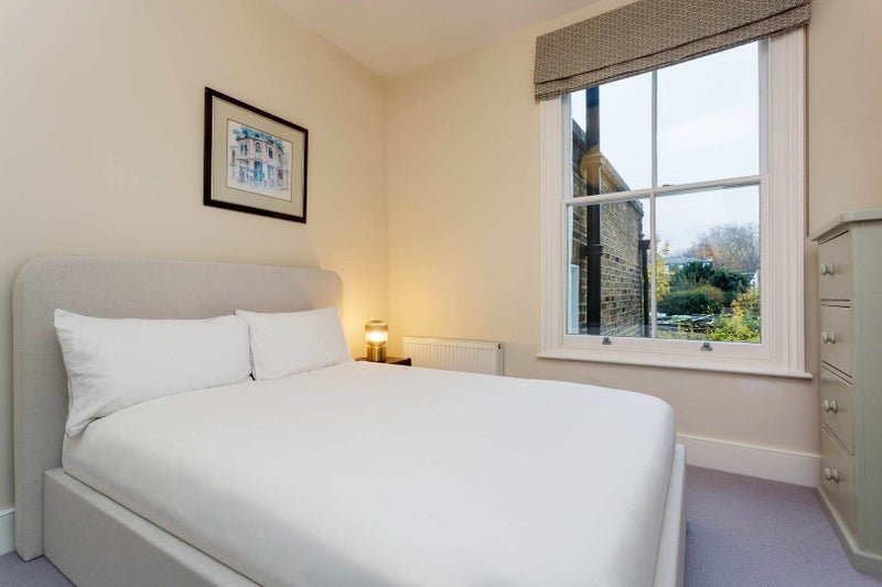 Room Pulross Road in Greater London