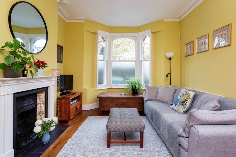 Room Pulross Road in Greater London