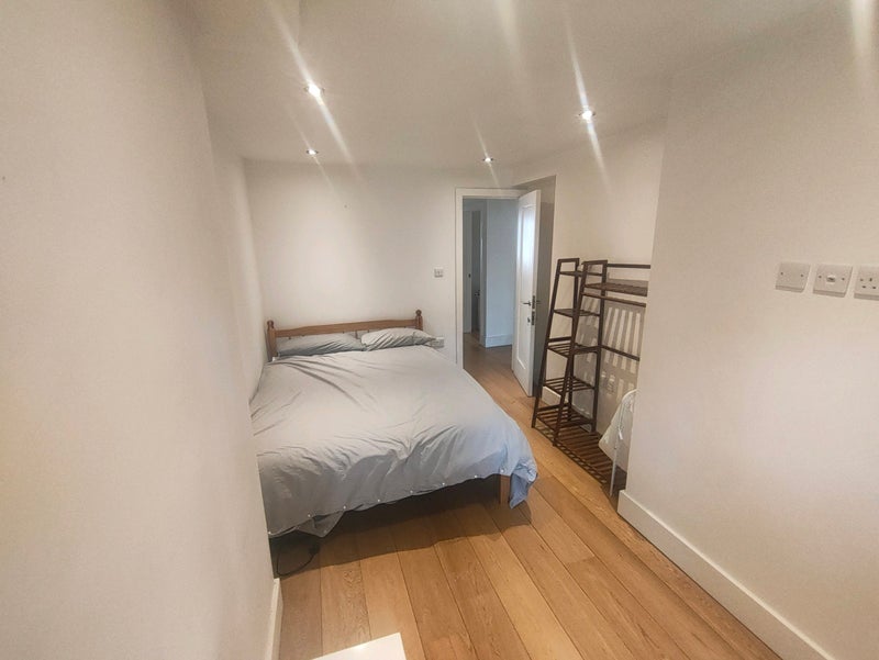 Room Batoum Gardens in Greater London