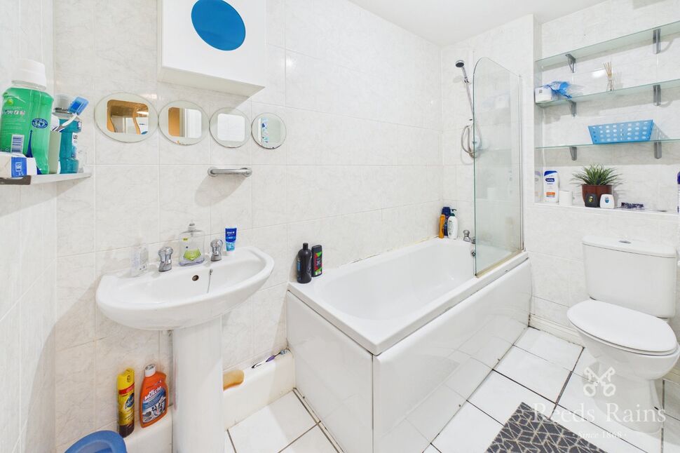 Flat Montague Road in Trafford
