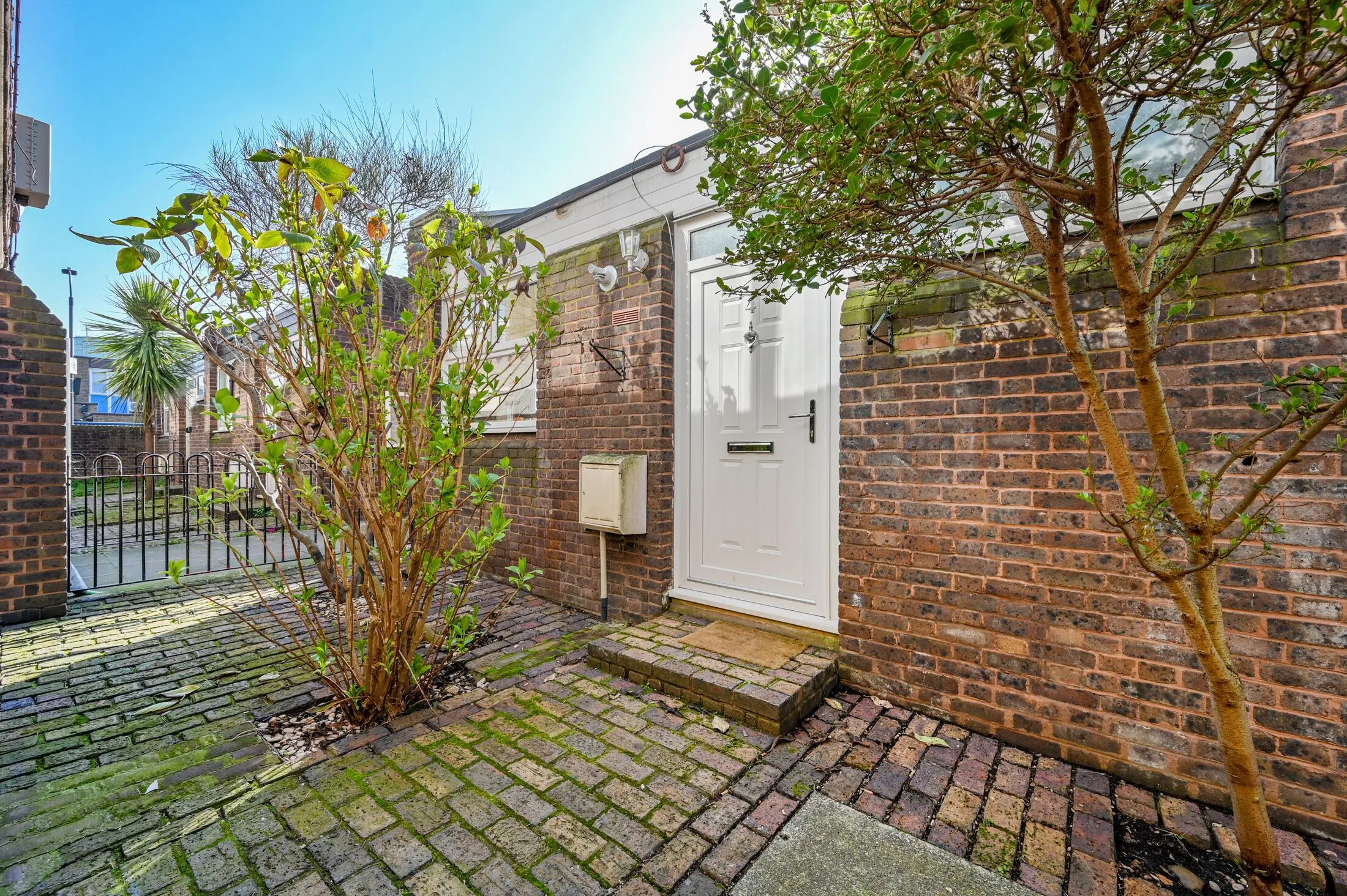 Flat Springvale Terrace in Greater London
