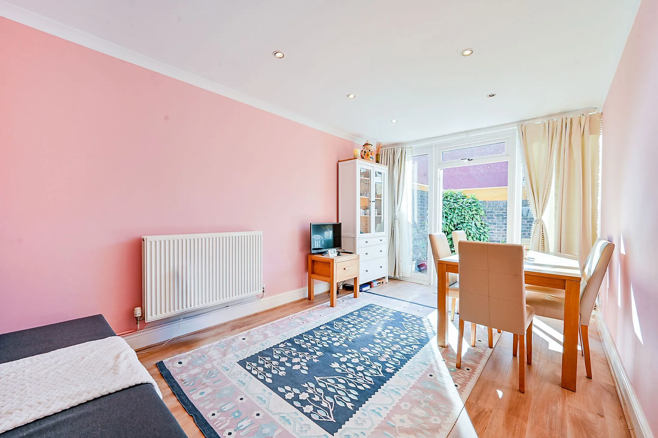 Flat Springvale Terrace in Greater London