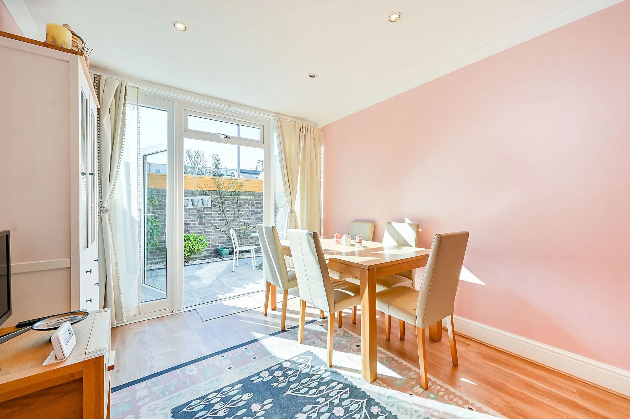 Flat Springvale Terrace in Greater London