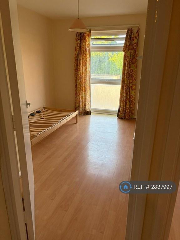 Flat Worcester Road in Greater London