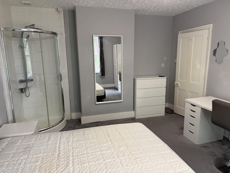 Room Langley Walk in Crawley