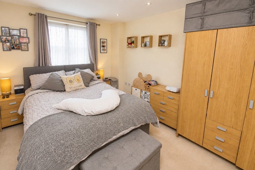 Flat Lidstone Court in Borough of Spelthorne