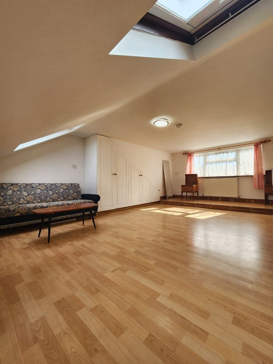 Room Brent View Road in Greater London