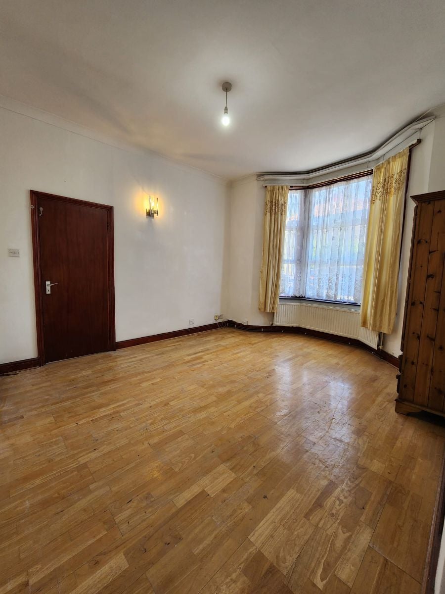Room Brent View Road in Greater London