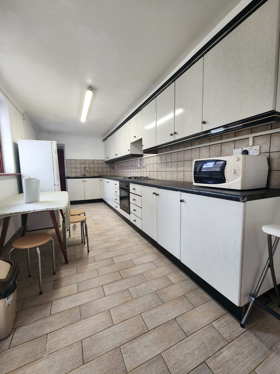 Room Brent View Road in Greater London