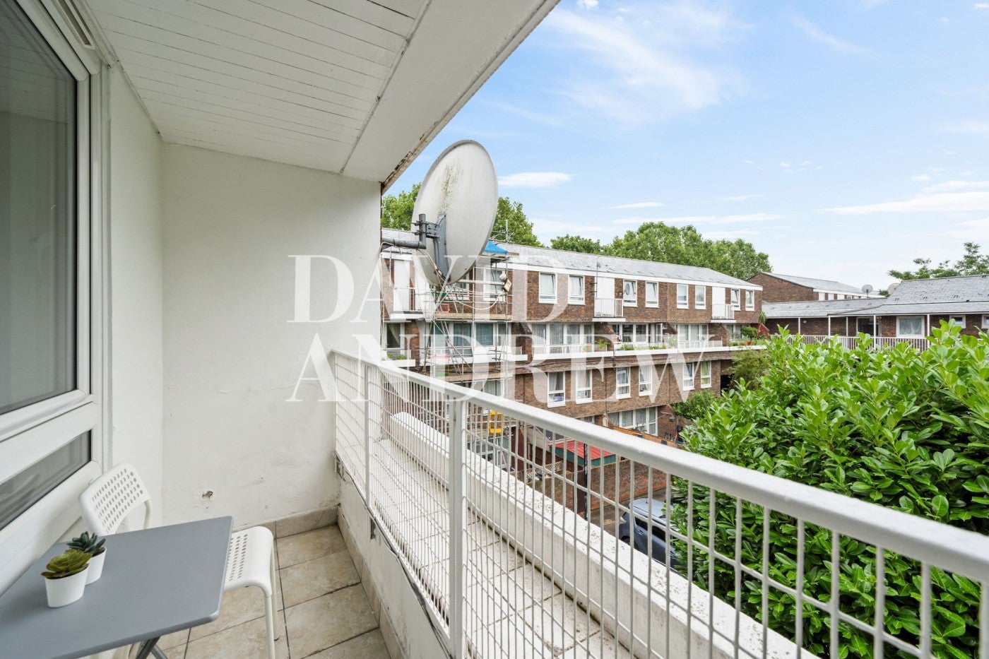 Flat Ringmer Gardens in Greater London