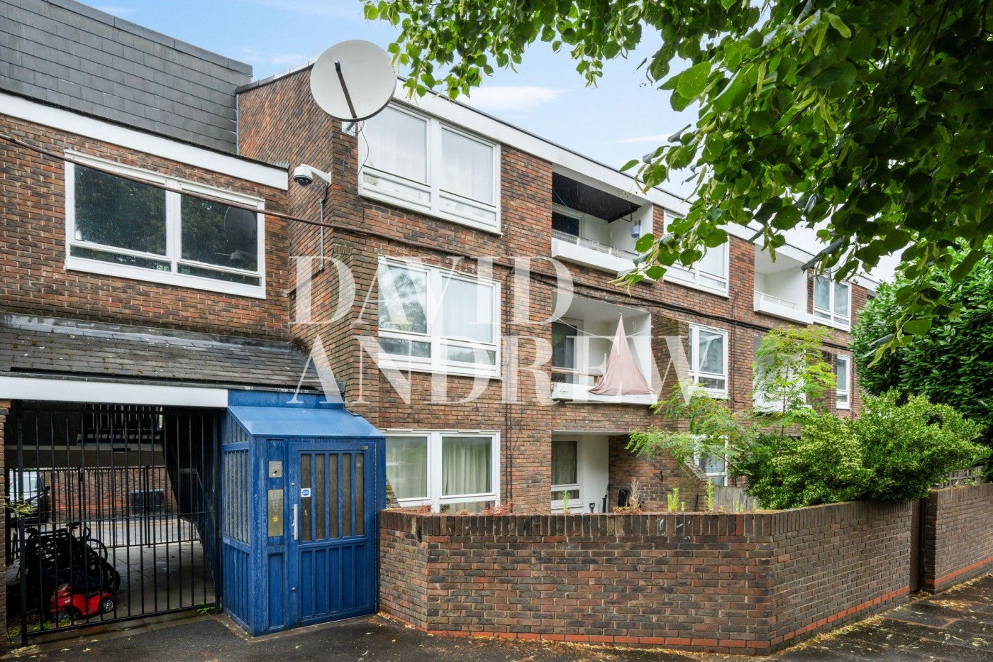 Flat Ringmer Gardens in Greater London