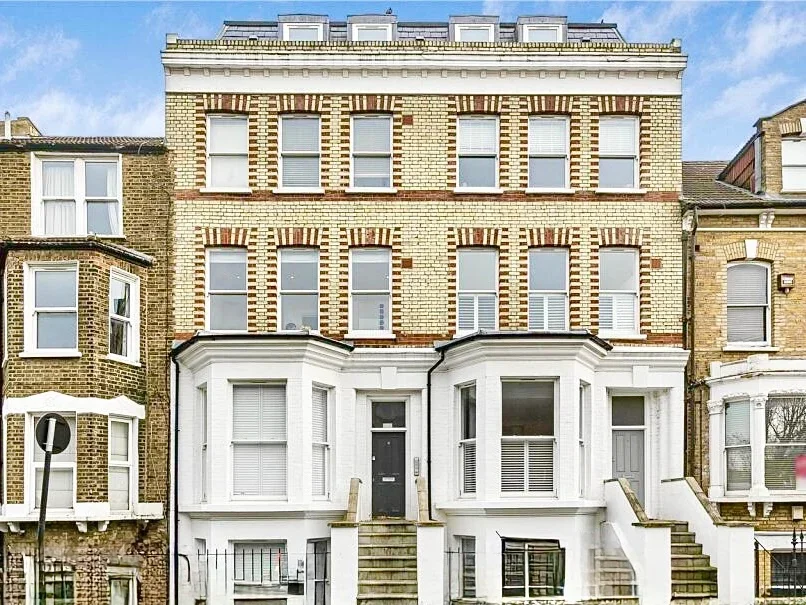 Flat Chivalry Road in Greater London